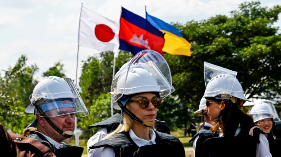 Militares ucranianos aprenden en Camboya técnicas de desminado