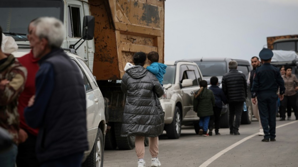 Miles de refugiados llegan a Armenia y Bakú "garantizará" derechos de los que se queden