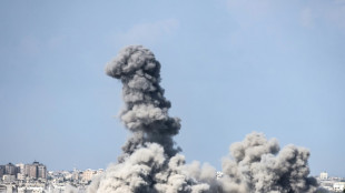 Los palestinos esperan la llegada de ayuda a Gaza, bombardeada por Israel