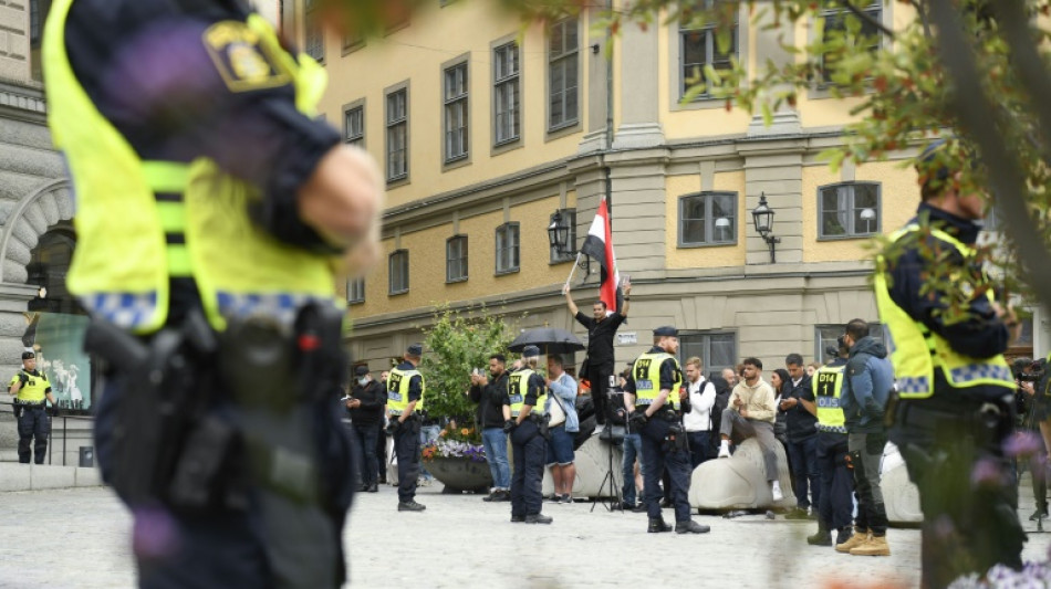 Dois homens queimam Alcorão em protesto autorizado em frente ao Parlamento sueco