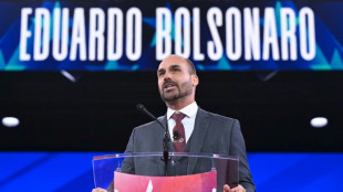 Sob ameaça de apreensão de passaporte, Eduardo Bolsonaro fica nos EUA