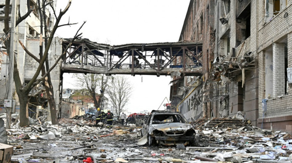 Una cocina comunitaria en llamas tras un bombardeo ruso en Járkov