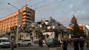 Polvo, muerte y escombros tras el impacto de un misil contra un restaurante en Ucrania