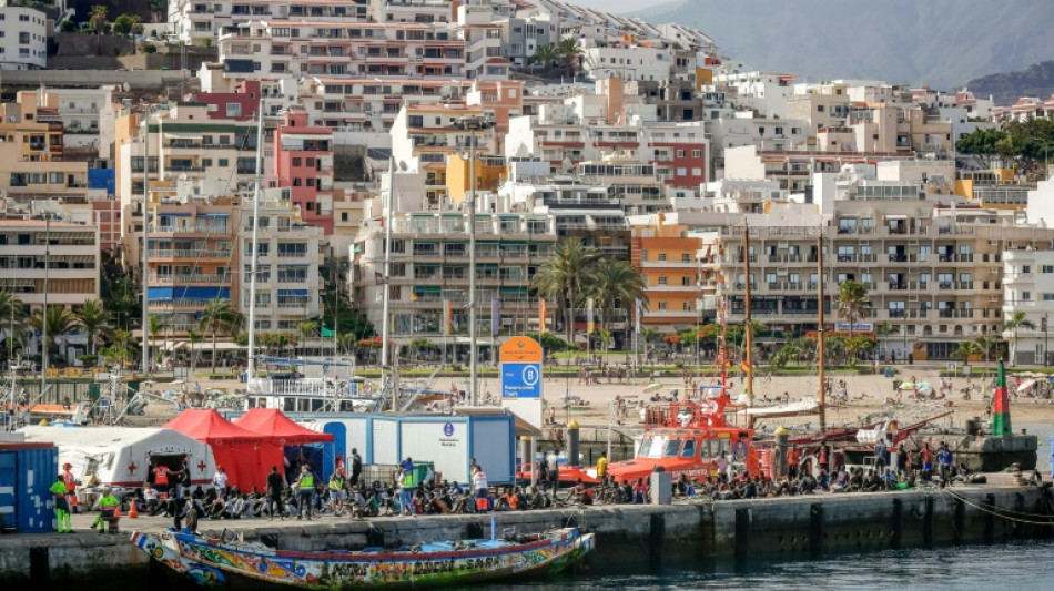 Recuperan 86 migrantes de precaria embarcación cerca de Canarias