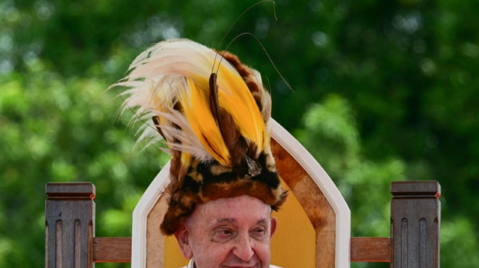 Con un tocado de plumas, el papa encuentra el "Edén" en Papúa Nueva Guinea