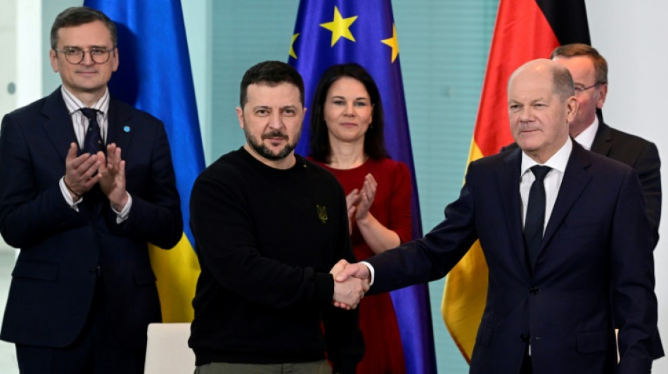 Zelensky assina acordos bilaterais de segurança com Alemanha e França