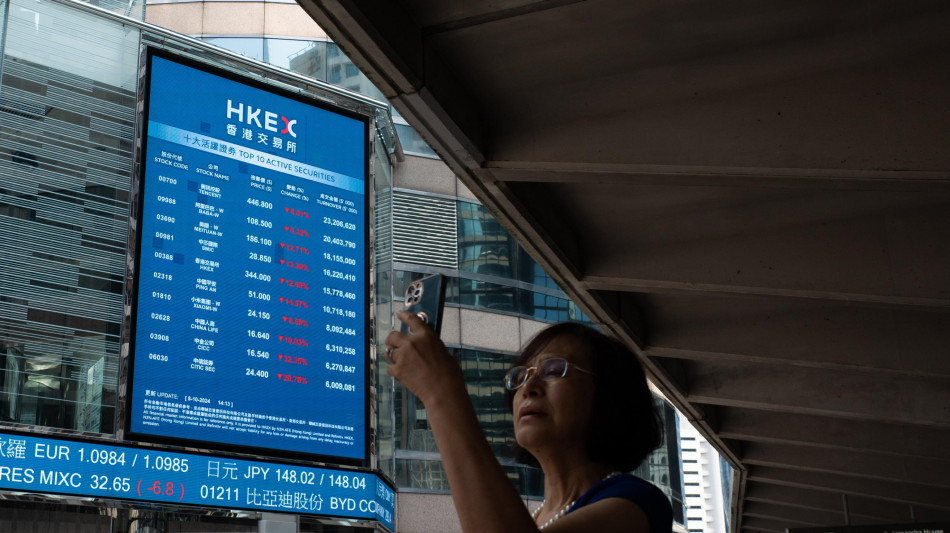 Borsa: Hong Kong poco mossa, apre a -0,02%