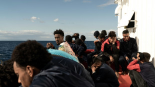 Cientos de migrantes desembarcan en Italia tras bloqueo criticado por Francia