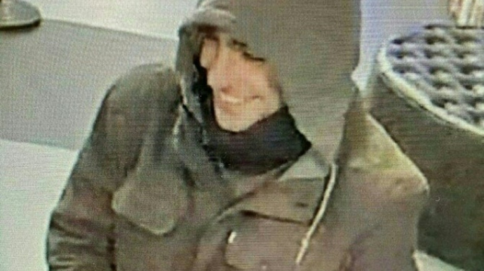 New York police hunt brazen Manhattan gunman