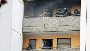 Mehrere verletzte Polizisten und Feuerwehrleute bei Explosion in Hochhaus in Ratingen