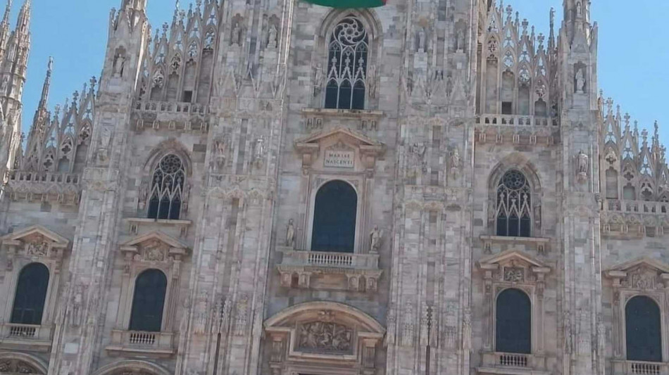 A Milano la bandiera della Palestina sulla facciata del Duomo