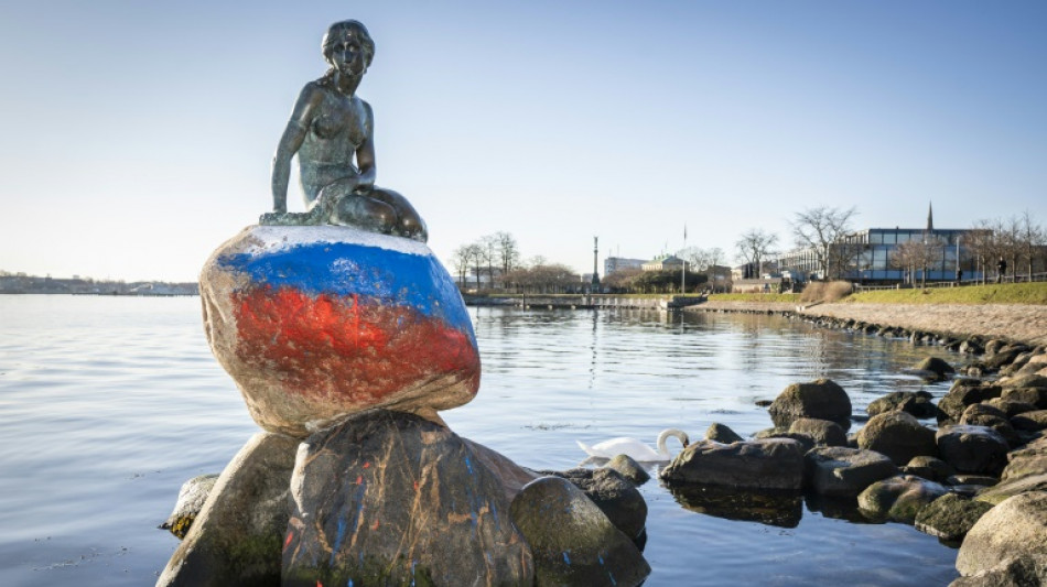 Pintan una bandera rusa en la base de la escultura de la Sirenita de Copenhague