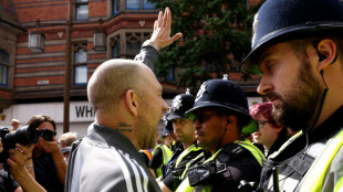 Manifestantes de extrema direita e policiais entram em confronto em várias cidades da Inglaterra