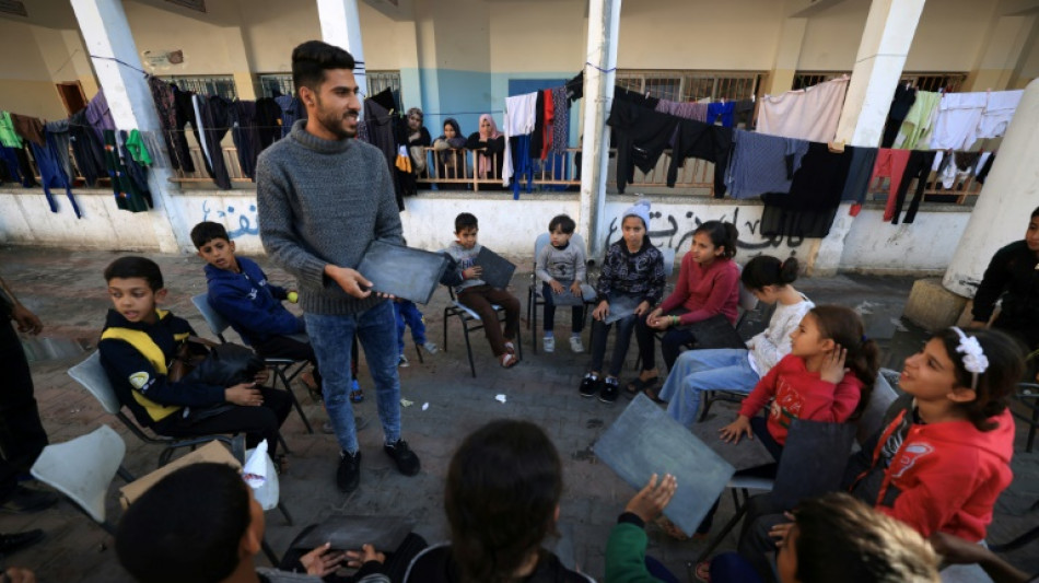 Profesor desplazado retoma clases en escuela de Gaza convertida en albergue