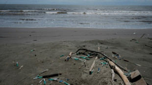 Desechos hospitalarios, peligrosos "juguetes" en infesta playa de Venezuela