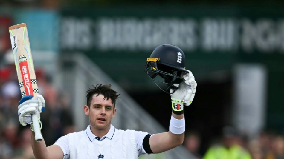 England turn screw on Sri Lanka after Smith century