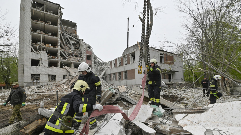 Kiev, salgono a 18 i morti del bombardamento russo su Chernihiv