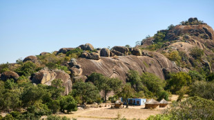 Au Zimbabwe, escalader une colline pour passer un coup de fil
