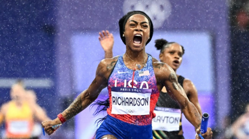 Sha'Carri Richardson leva EUA ao ouro no revezamento 4x100m feminino