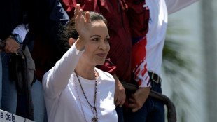"¡Nunca hemos estado tan fuertes!": Machado reaparece en marcha opositora en Venezuela