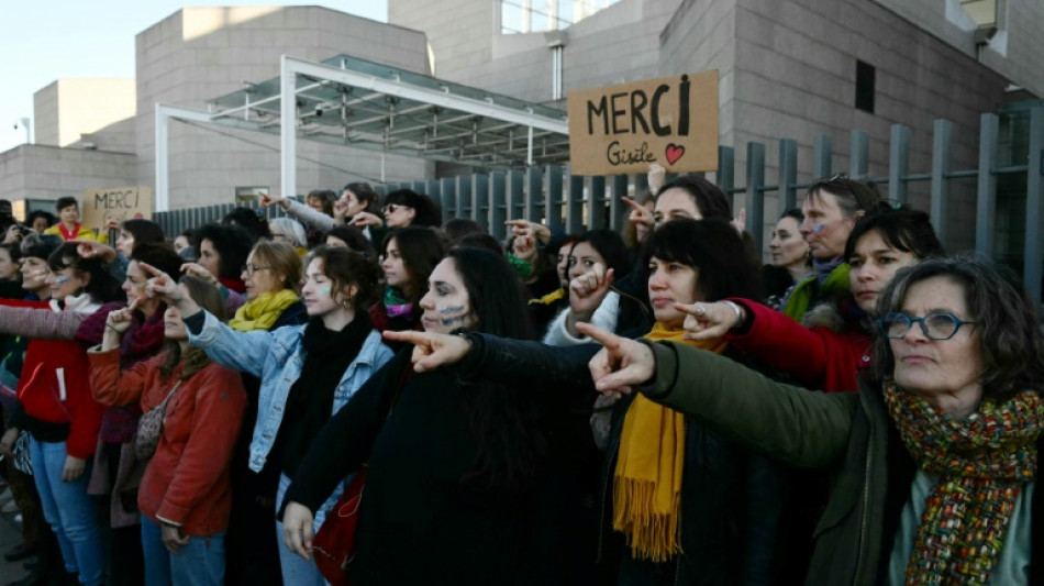 Las defensas en el macrojuicio por violación en Francia denuncian "presión de la opinión pública"