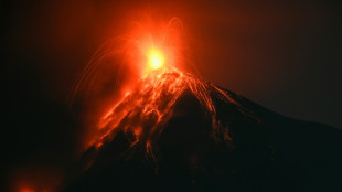 Erupción de volcán de Fuego obliga al cierre de ruta y del principal aeropuerto de Guatemala