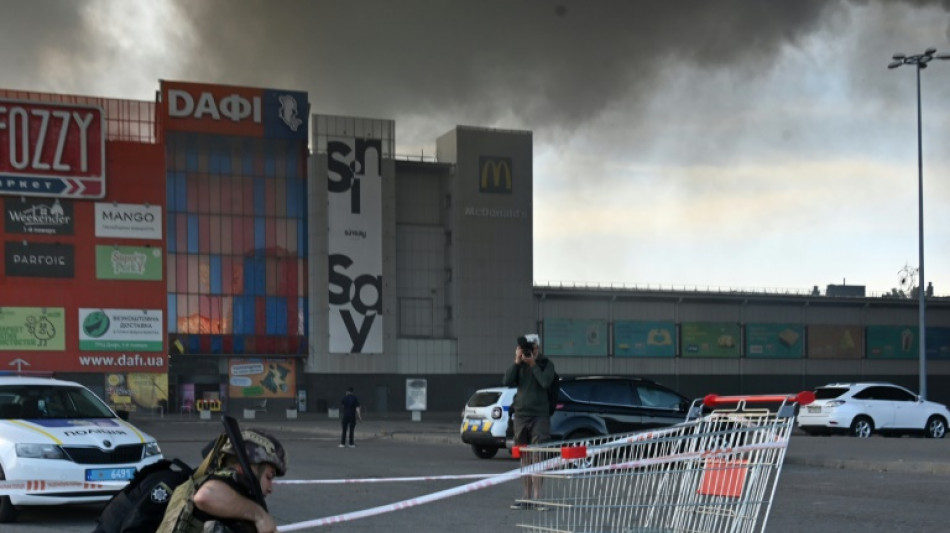 Al menos 11 muertos deja bombardeo ruso a un hipermercado en el noreste de Ucrania