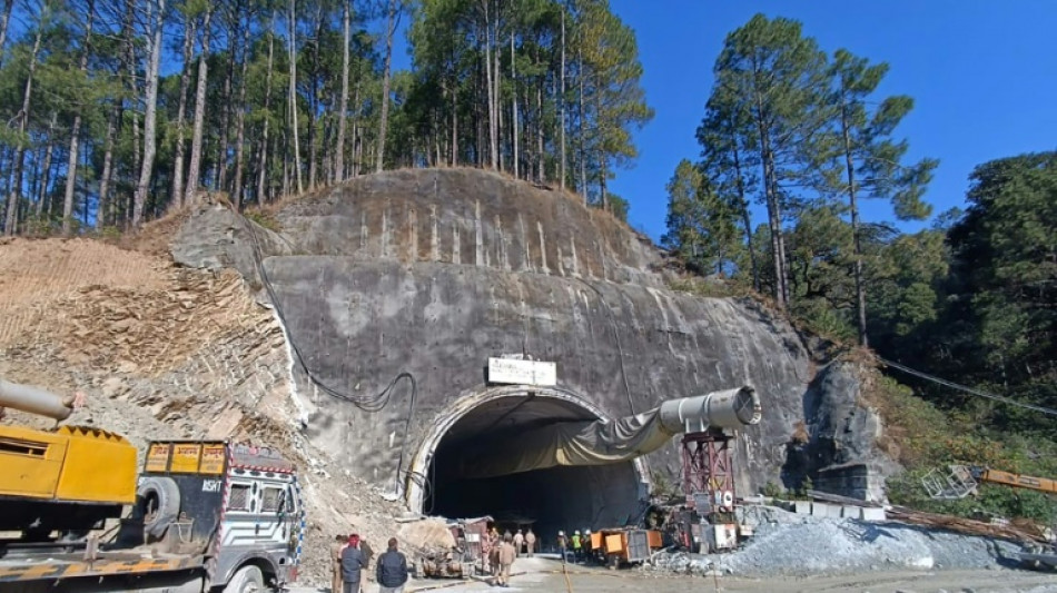 Rescatistas luchan por salvar a 40 trabajadores atrapados en túnel colapsado en India