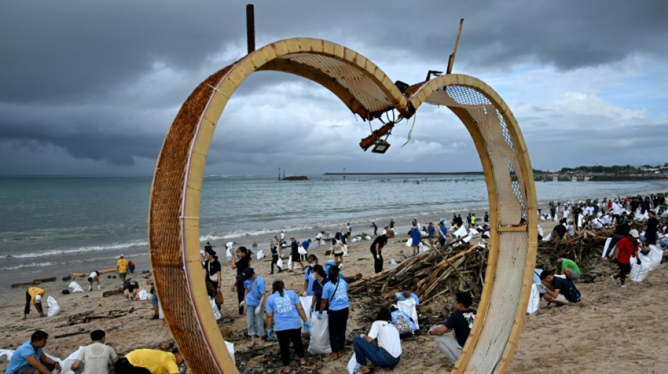 A Bali, nettoyage de plages envahies par l'un des "pires" échouages de déchets plastiques