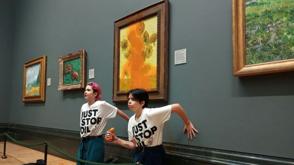 Activistas arrojan sopa de guisantes a un cuadro de Van Gogh expuesto en Roma