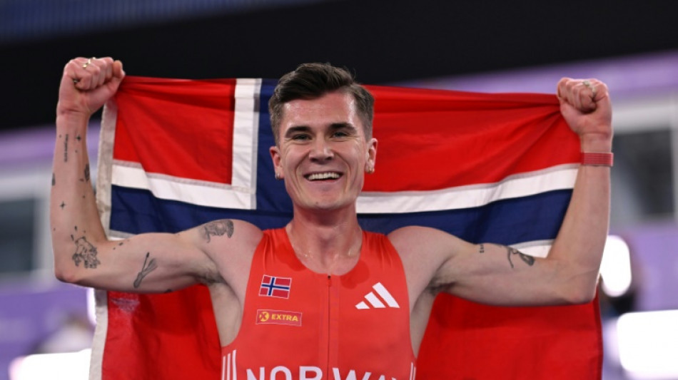 Ingebrigtsen wins 3,000m gold to keep world indoor double bid alive