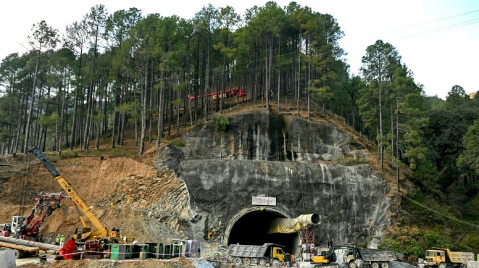 El ejército indio envía más maquinaria para rescatar a los trabajadores atrapados en un túnel