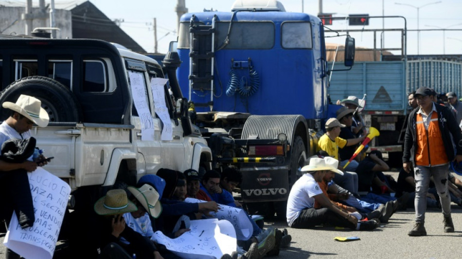 Bolivia enfrenta bloqueos por escasez de dólares que el gobierno niega