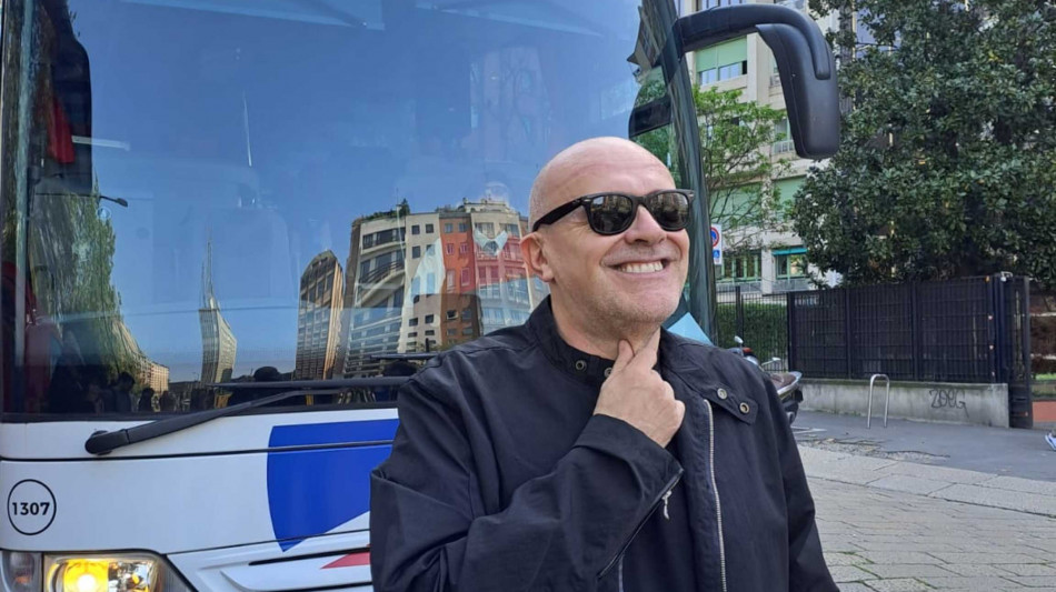 Max Pezzali in gita tra le 'Discoteche abbandonate' di Pavia