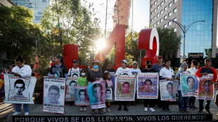 Manifestantes de Ayotzinapa derrumban la puerta del palacio presidencial en México