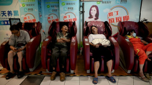 Pobladores chinos se refugian del calor en estaciones subterráneas