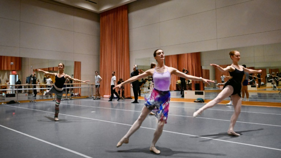 Bailarines que huyeron de Rusia por la guerra se reencuentran en EEUU para emotiva presentación