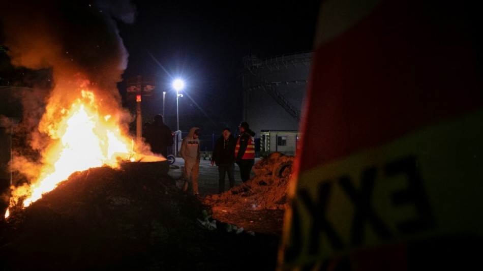 Trabajadores de refinerías en Francia mantienen su huelga pese a las amenazas del gobierno