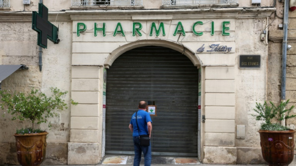 Rideau tiré, pharmaciens dans la rue: première grève depuis 10 ans
