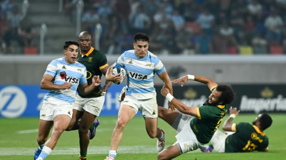 Argentina edge South Africa to keep title hopes alive