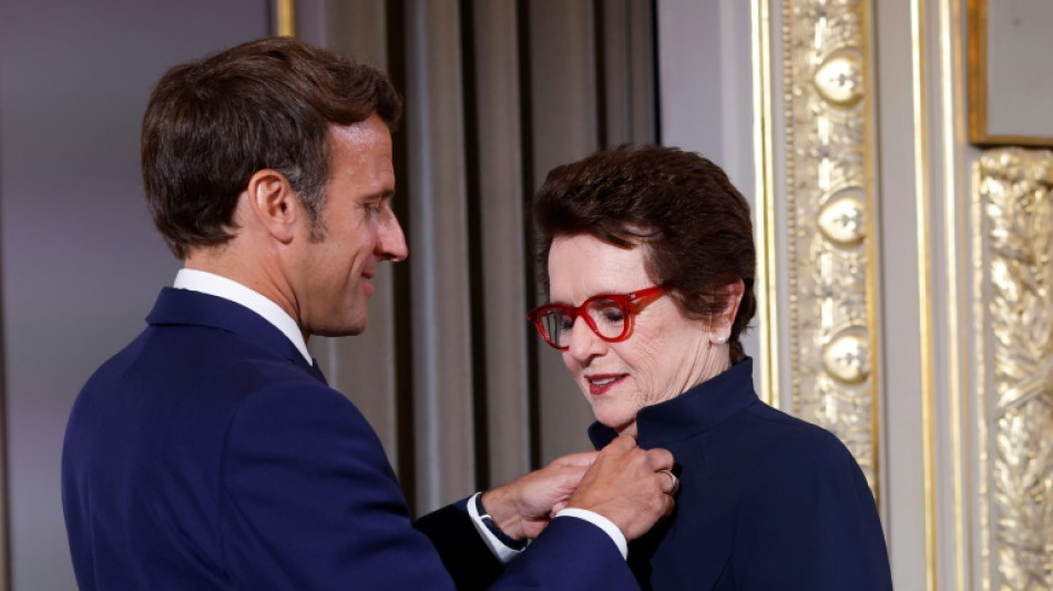 El presidente francés condecora a Billie Jean King, icono del tenis mundial