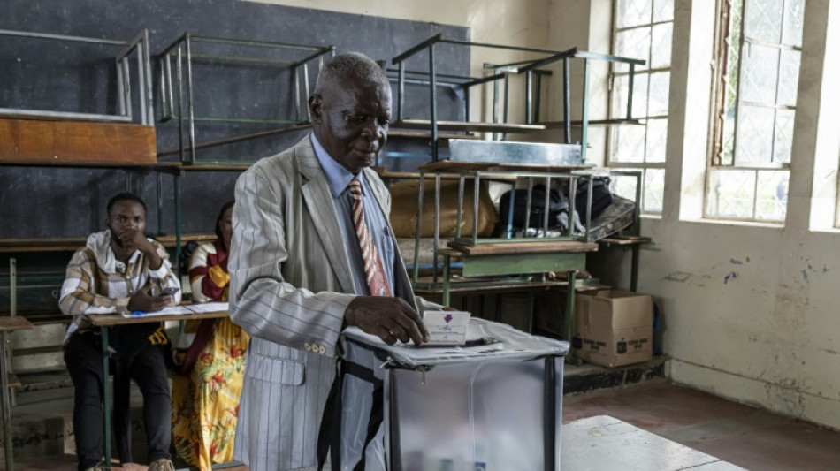 República Democrática do Congo estende votação em pleito caótico