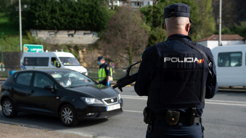 Abren expediente a policía español que ofrecía días libres por cantidad de migrantes detenidos