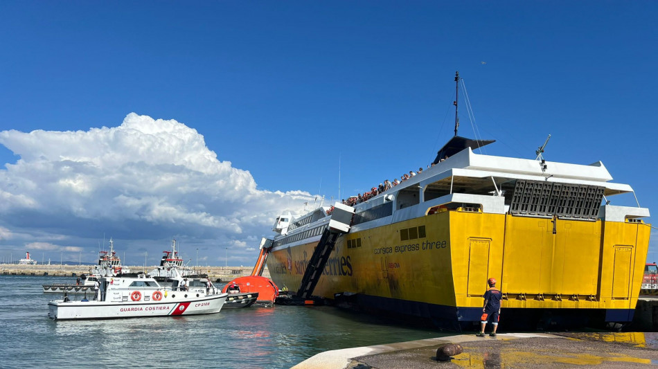 Principio rogo su traghetto Piombino,in corso evacuazione