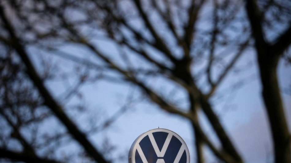 Tarifeinigung bei VW: Autobauer streicht Jobs - Werke bleiben vorerst erhalten