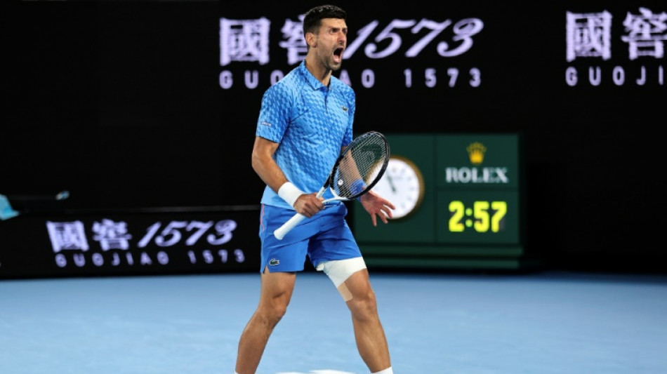 Un Djokovic "preocupado" por su lesión gana con suspense en Australia