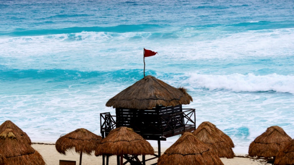 El huracán Beryl toca tierra en México bajo alerta roja