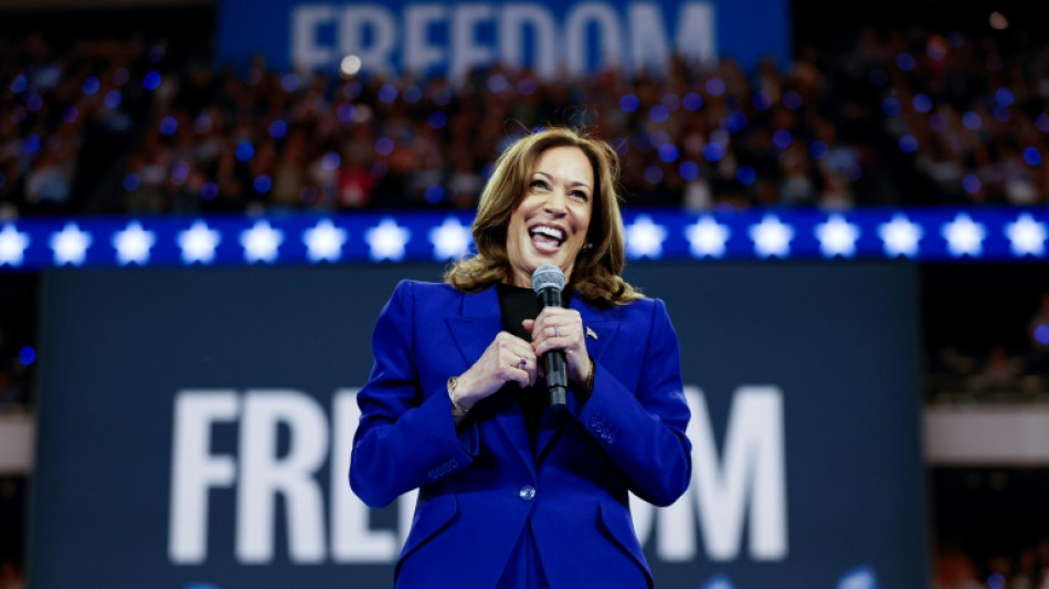 Delegados democratas indicam Kamala Harris em festa partidária