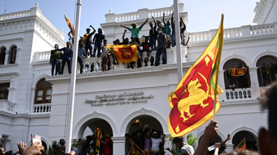 Manifestantes ponen fin a toma de edificios en Sri Lanka y presidente huye a Singapur