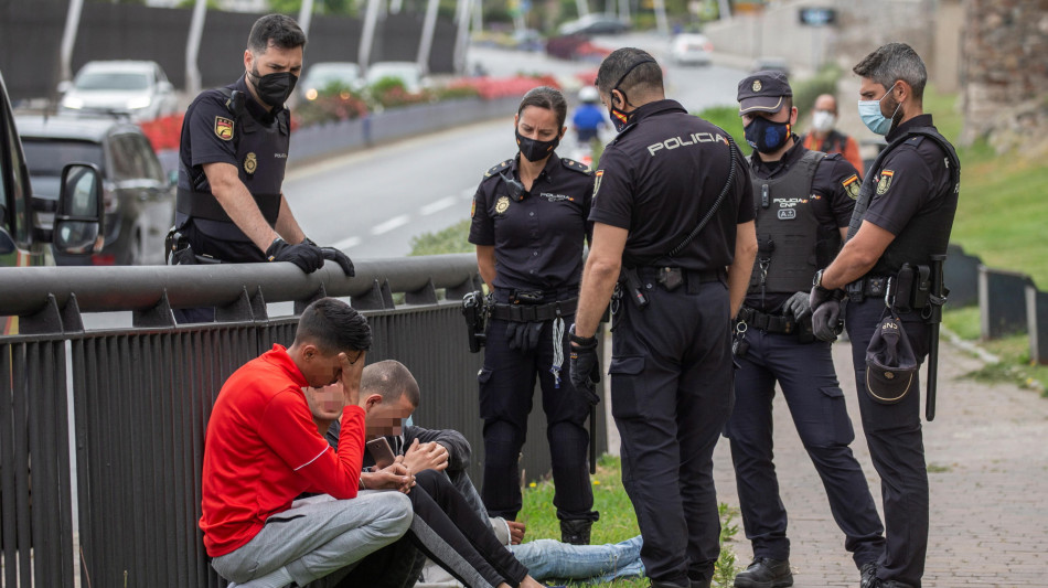 Alcuni migranti entrano a Ceuta superando la barriera al confine